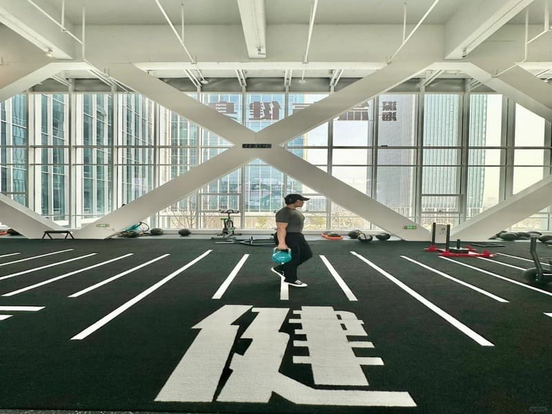 Close-up of interlocking rubber gym edge connecting to a floor tile.
